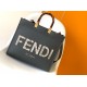 Replica perfetta Borsa tote media Fendi Sunshine nera con logo pitone Imitazione Outlet Online