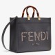 Replica perfetta Borsa tote media Fendi Sunshine nera con logo pitone Imitazione Outlet Online