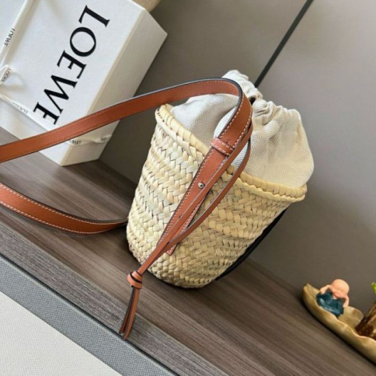 Migliore Replica Loewe Drawstring Bucket Borsa Foglia di palma e vitello marrone Imitazioni Outlet Italia Migliore Repliche Loewe Drawstring Bucket Borsa Foglia di palma e vitello marrone Economiche Outlet Online