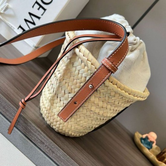 Migliore Replica Loewe Drawstring Bucket Borsa Foglia di palma e vitello marrone Imitazioni Outlet Italia Migliore Repliche Loewe Drawstring Bucket Borsa Foglia di palma e vitello marrone Economiche Outlet Online