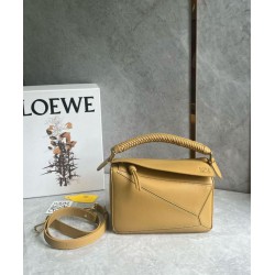 Miglior Falso Loewe Puzzle Piccolo Borsa Sahara Vitello con Manico Intrecciato Economiche Premium