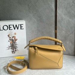 Miglior Falso Loewe Puzzle Piccolo Borsa Sahara Vitello con Manico Intrecciato Economiche Premium