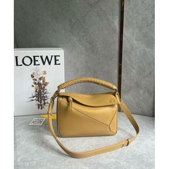 Miglior Falso Loewe Puzzle Piccolo Borsa Sahara Vitello con Manico Intrecciato Economiche Premium