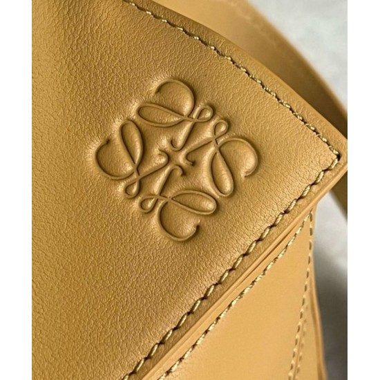 Miglior Falso Loewe Puzzle Piccolo Borsa Sahara Vitello con Manico Intrecciato Economiche Premium