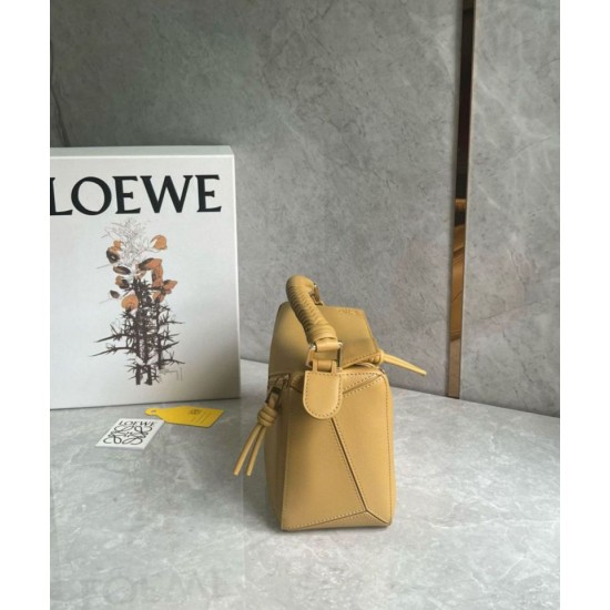 Miglior Falso Loewe Puzzle Piccolo Borsa Sahara Vitello con Manico Intrecciato Economiche Premium
