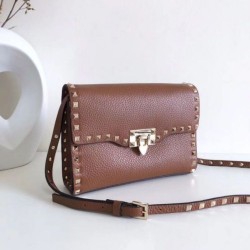 Valentino Rockstud Piccolo Crossbody Borsa Marrone Granulato Replica originale di alta qualità Miglior Falso Valentino Rockstud Piccolo Crossbody Borsa Marrone Granulato Economiche Premium
