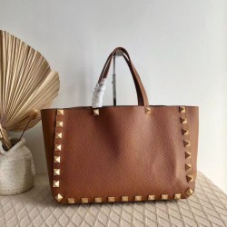 Replica perfetta Valentino Roman Stud Tote Borsa Marrone Vitello Granulato Imitazione Outlet Online