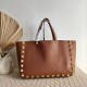 Replica perfetta Valentino Roman Stud Tote Borsa Marrone Vitello Granulato Imitazione Outlet Online