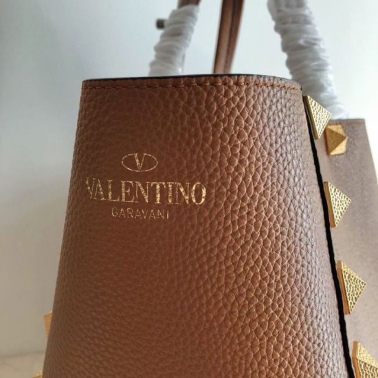 Replica perfetta Valentino Roman Stud Tote Borsa Marrone Vitello Granulato Imitazione Outlet Online