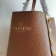 Replica perfetta Valentino Roman Stud Tote Borsa Marrone Vitello Granulato Imitazione Outlet Online