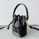 Miglior Falso Valentino VLogo Signature Mini Bucket Borsa Nero Calfskin Economiche Premium