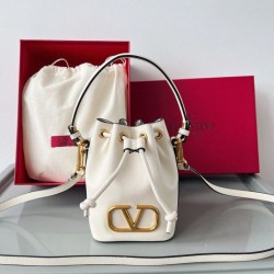 Repliche Valentino VLogo Signature Mini Bucket Borsa Bianco Calfskin Imitazioni Premium Perfette Qualità Repliche Valentino VLogo Signature Mini Bucket Borsa Bianco Calfskin Imitazione