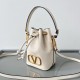 Repliche Valentino VLogo Signature Mini Bucket Borsa Bianco Calfskin Imitazioni Premium Perfette Qualità Repliche Valentino VLogo Signature Mini Bucket Borsa Bianco Calfskin Imitazione