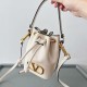 Repliche Valentino VLogo Signature Mini Bucket Borsa Bianco Calfskin Imitazioni Premium Perfette Qualità Repliche Valentino VLogo Signature Mini Bucket Borsa Bianco Calfskin Imitazione