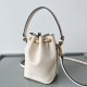 Repliche Valentino VLogo Signature Mini Bucket Borsa Bianco Calfskin Imitazioni Premium Perfette Qualità Repliche Valentino VLogo Signature Mini Bucket Borsa Bianco Calfskin Imitazione