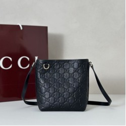 Replica Gucci 847090 Borsa a secchiello nano con GG Emblem in tessuto marrone Imitazione