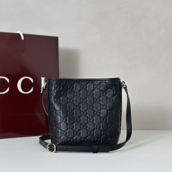 Replica Gucci 847090 Borsa a secchiello nano con GG Emblem in tessuto marrone Imitazione