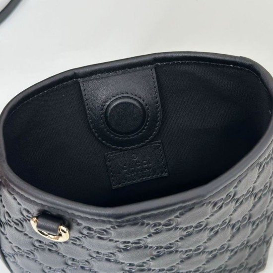 Replica Gucci 847090 Borsa a secchiello nano con GG Emblem in tessuto marrone Imitazione