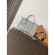 Replica Louis Vuitton Borsa tote Onthego PM M26373 Argento Imitazione