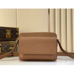 Replica Louis Vuitton Borsa da uomo Boarding Messenger LV Aerogram m25981 Marrone Imitazione