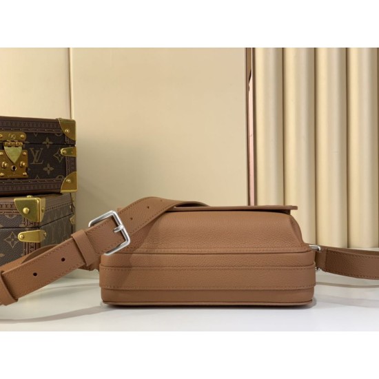 Replica Louis Vuitton Borsa da uomo Boarding Messenger LV Aerogram m25981 Marrone False Replica Louis Vuitton Borsa da uomo Boarding Messenger LV Aerogram m25981 Marrone Imitazione