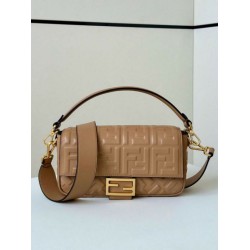 Repliche Borsa media Fendi Baguette in nappa beige FF Imitazioni Premium Replica perfetta Borsa media Fendi Baguette in nappa beige FF Imitazione Outlet Online