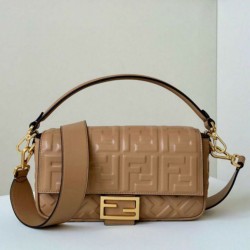 Replica perfetta Borsa media Fendi Baguette in nappa beige FF Imitazione Outlet Online