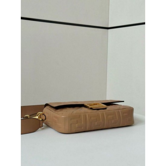 Replica perfetta Borsa media Fendi Baguette in nappa beige FF Imitazione Outlet Online