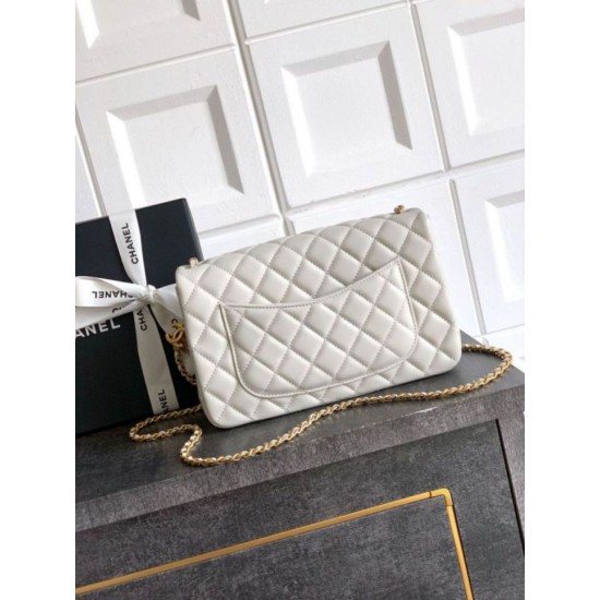 Repliche Borsa Chanel piccola con patta classica CF in pelle di agnello lucida bianca Imitazioni False Online
