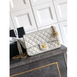 Repliche Borsa Chanel piccola con patta classica CF in pelle di agnello lucida bianca Imitazioni False Online