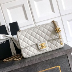 Repliche Borsa Chanel piccola con patta classica CF in pelle di agnello lucida bianca Imitazioni False Online