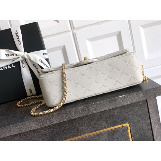 Repliche Borsa Chanel piccola con patta classica CF in pelle di agnello lucida bianca Imitazioni False Online