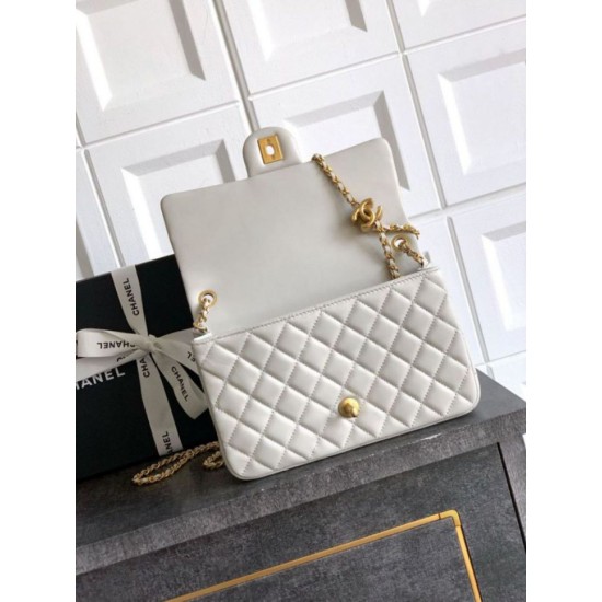 Repliche Borsa Chanel piccola con patta classica CF in pelle di agnello lucida bianca Imitazioni False Online