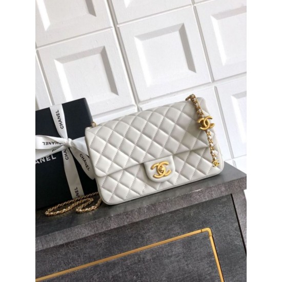 Repliche Borsa Chanel piccola con patta classica CF in pelle di agnello lucida bianca Imitazioni False Online