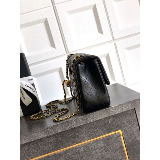 Repliche Borsa Chanel piccola con patta classica CF in pelle di agnello lucida nera Imitazioni False Online