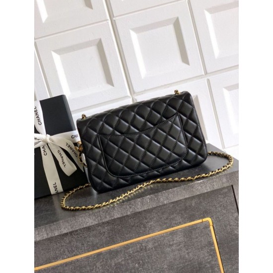 Repliche Borsa Chanel piccola con patta classica CF in pelle di agnello lucida nera Imitazioni False Online