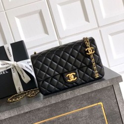 Repliche Borsa Chanel piccola con patta classica CF in pelle di agnello lucida nera Imitazioni False Online