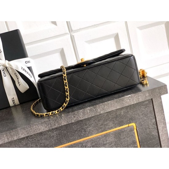 Repliche Borsa Chanel piccola con patta classica CF in pelle di agnello lucida nera Imitazioni False Online