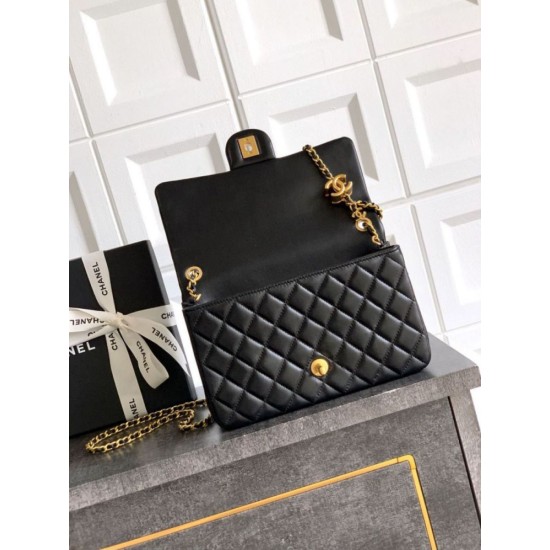 Repliche Borsa Chanel piccola con patta classica CF in pelle di agnello lucida nera Imitazioni False Online