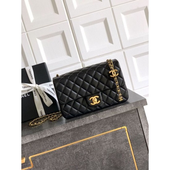 Repliche Borsa Chanel piccola con patta classica CF in pelle di agnello lucida nera Imitazioni False Online