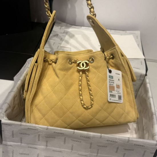 Repliche Chanel AS5293, borsa a secchiello con coulisse piccola Hobo Vintage, pelle di daino gialla Imitazioni False Online