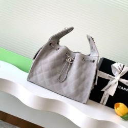 Repliche Chanel AS5293 Borsa a secchiello piccola Hobo Vintage con coulisse in pelle scamosciata grigia Imitazioni False Online