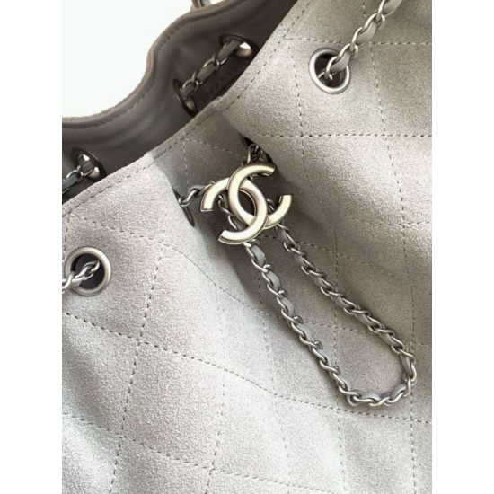 Replica Chanel AS5293 Borsa a secchiello piccola Hobo Vintage con coulisse in pelle scamosciata grigia Imitazioni False Repliche Chanel AS5293 Borsa a secchiello piccola Hobo Vintage con coulisse in pelle scamosciata grigia Imitazioni False Online