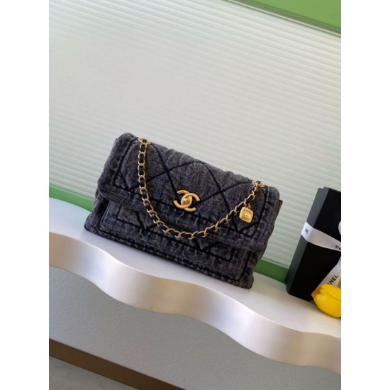 Repliche Borsa Maxi con Patta Chanel Denim Lavato AS5734 Blu Imitazioni False Online