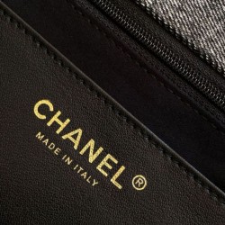 Repliche Borsa Maxi con Patta Chanel Denim Lavato AS5734 Blu Imitazioni False Online