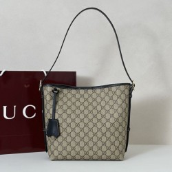 Repliche Perfette Borsa a tracolla piccola Gucci GG Emblem 848881 GG Nero Imitazioni False Online
