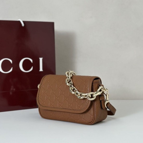 Repliche Perfette Gucci 847448 Borsa a tracolla piccola GG Emblem Marrone Imitazioni False Online