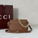 Repliche Perfette Gucci 847448 Borsa a tracolla piccola GG Emblem Marrone Imitazioni False Online