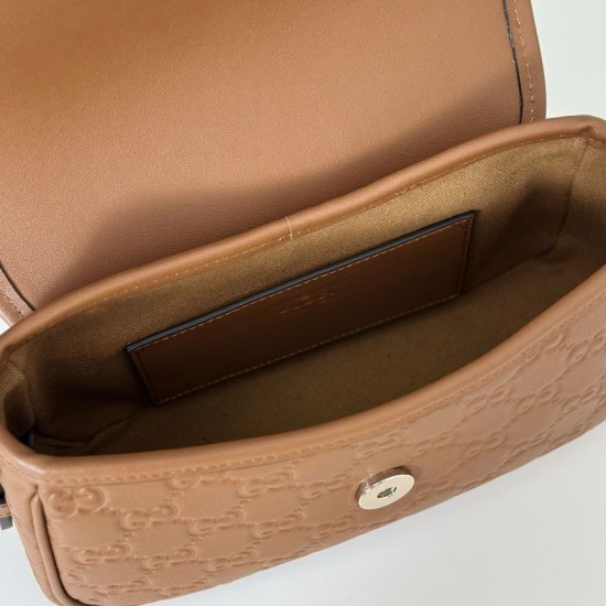 Repliche Perfette Gucci 847448 Borsa a tracolla piccola GG Emblem Marrone Imitazioni False Online
