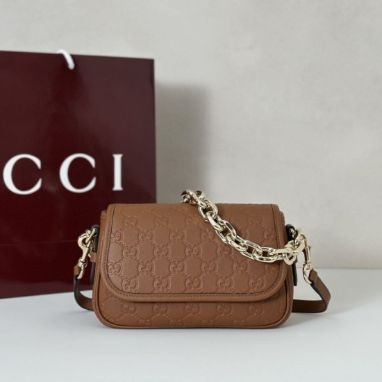 Repliche Perfette Gucci 847448 Borsa a tracolla piccola GG Emblem Marrone Imitazioni False Online